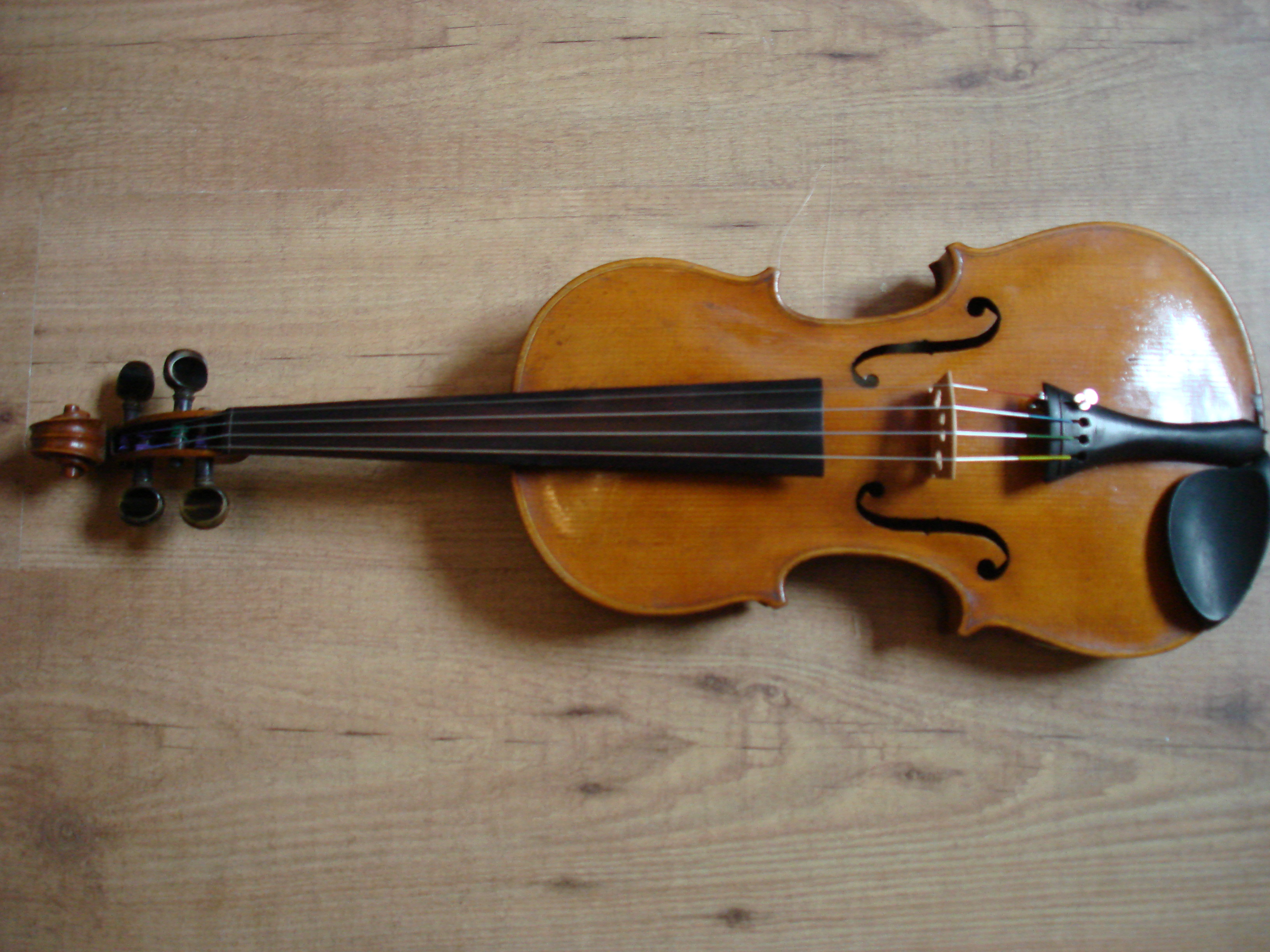Saksische viool €1.200,-
Taxatierapport aanwezig